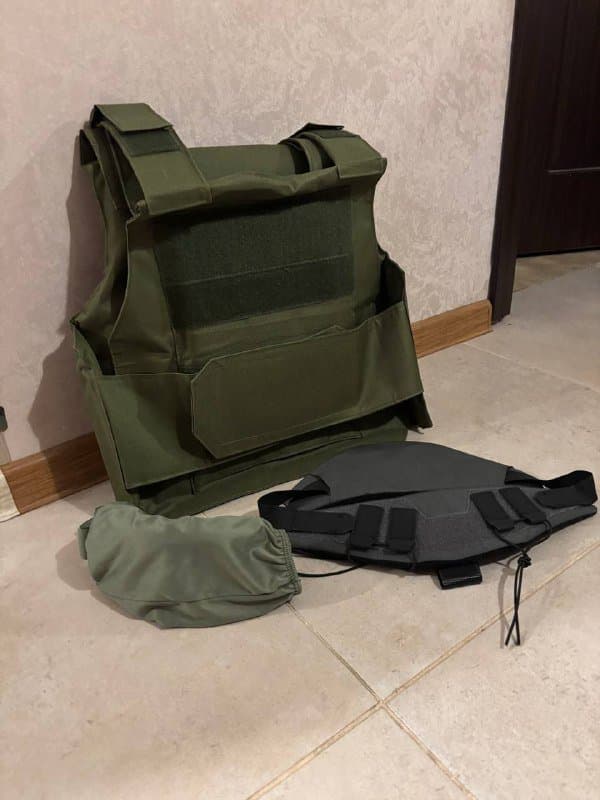 Жилет бронежилет, пояс с подсумками, защитные очки, ботинки 42 размер