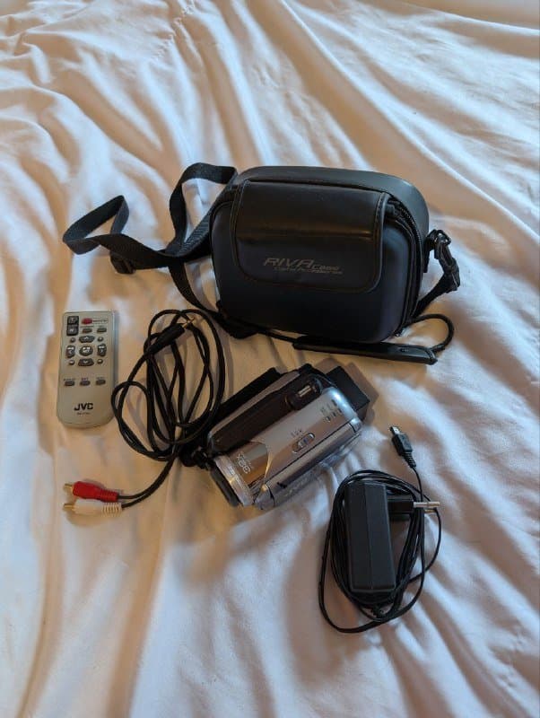 Видеокамера JVC GZ M21E с аккумулятором и флешкой
