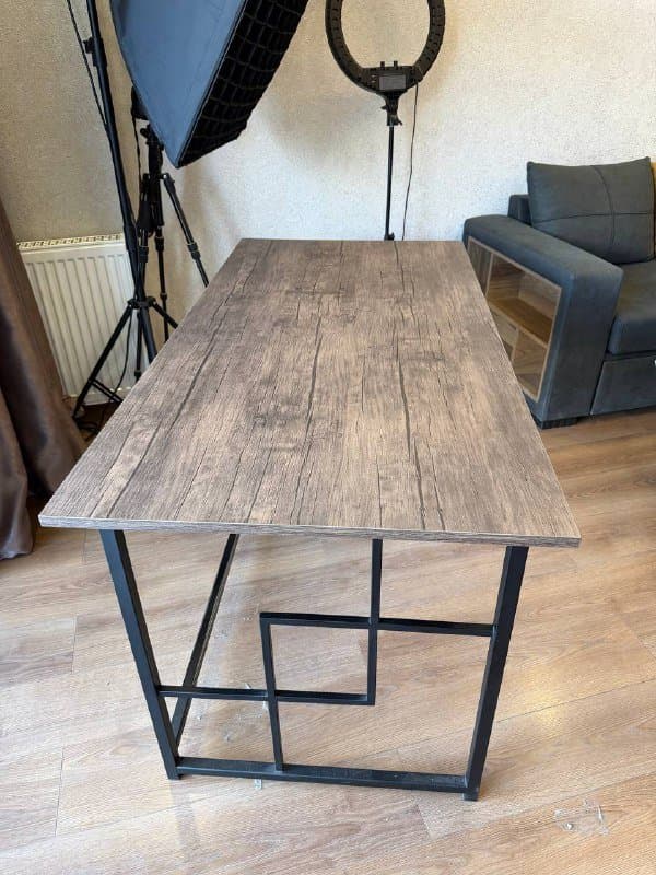 Стол, компьютерный стул, два фикуса с землей 2