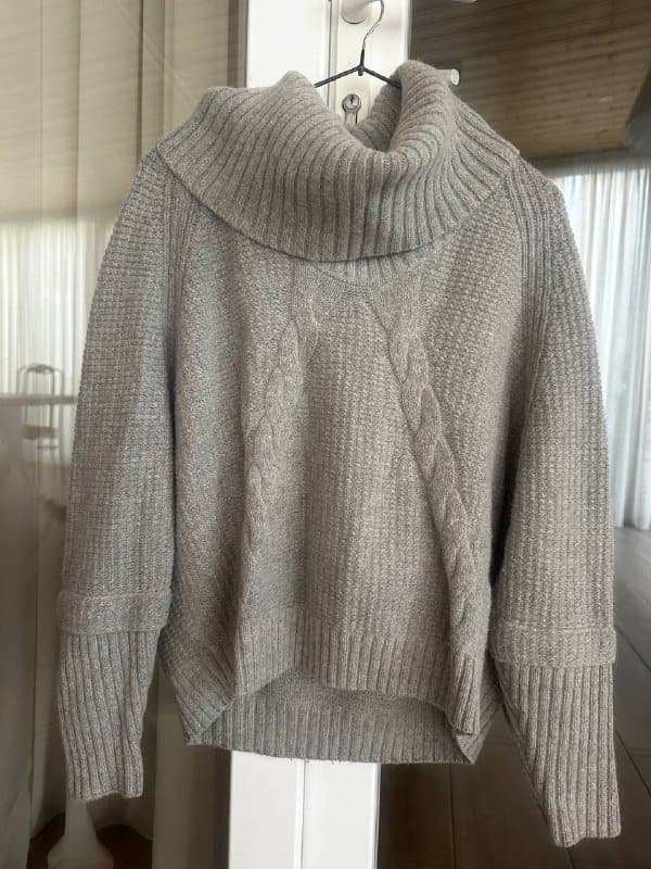 Светло-серый свитер Massimo Dutti ангора размер S