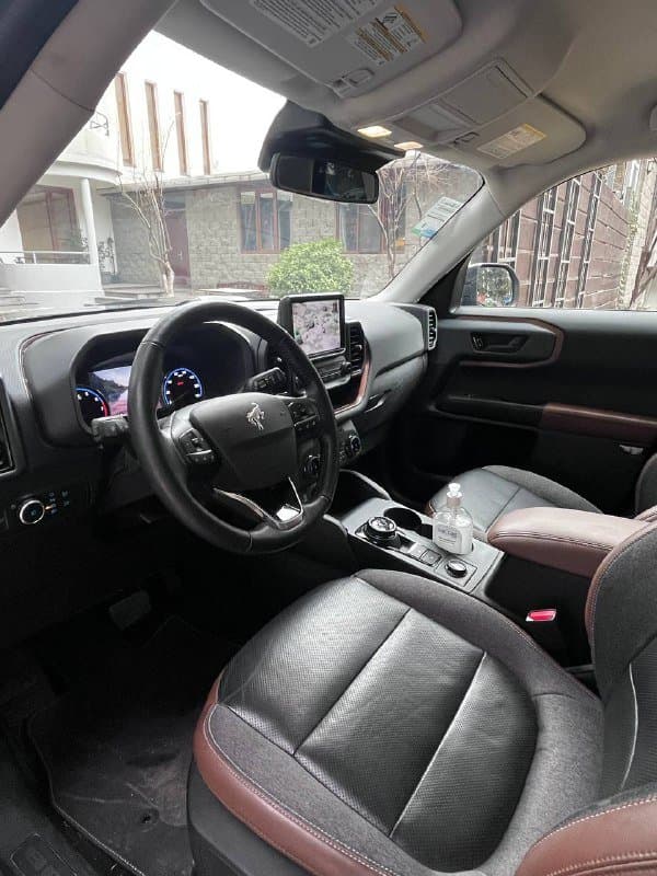 Ford Bronco черный SUV с салоном и багажником 5