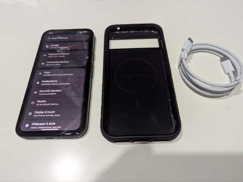 Google Pixel 8A телефон с чехлом и USB 1