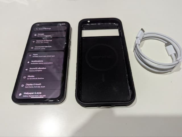 Google Pixel 8A телефон с чехлом и USB