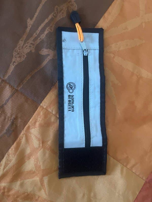 аксессуары для путешествий и спорта: бутылки, очки, подушка, значки, нарукавник