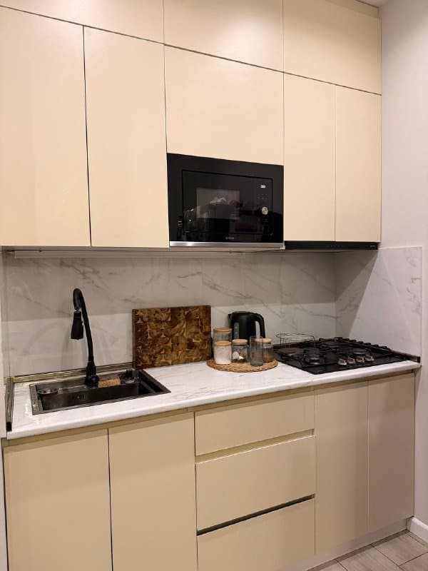 Кухонный гарнитур с газовой плитой и раковиной 1