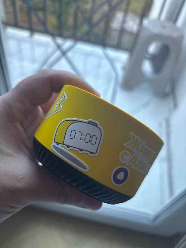 Умная колонка Яндекс Лайт жёлтого цвета 2