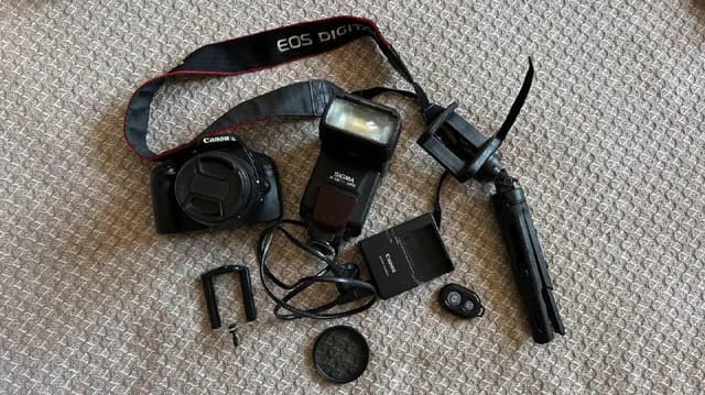 Canon 550D, объектив 18-55mm, вспышка Sigma, зарядное устройство, линза, штатив, карта памяти 8Гб