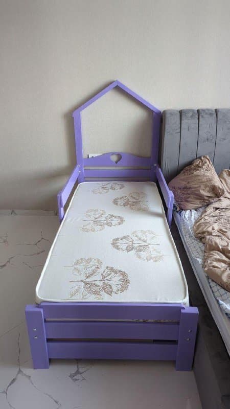 Детская кровать с матрасом фиолетовая 2