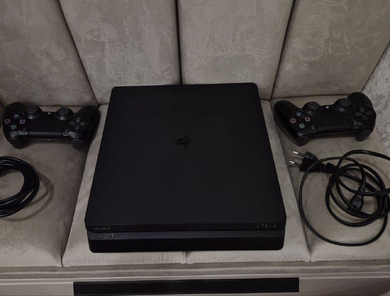Playstation 4 slim 500 gb, 2 джойстика 2