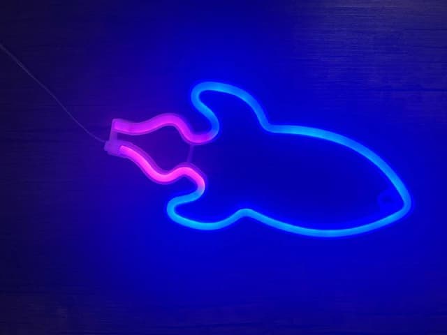 Неоновый светильник ракета