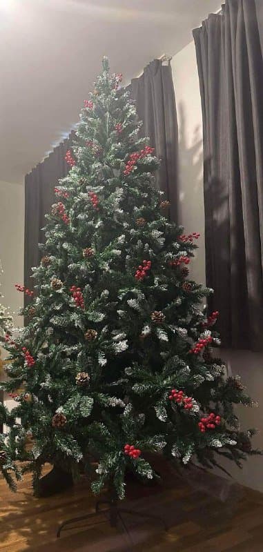 Новогодняя ёлка с украшениями