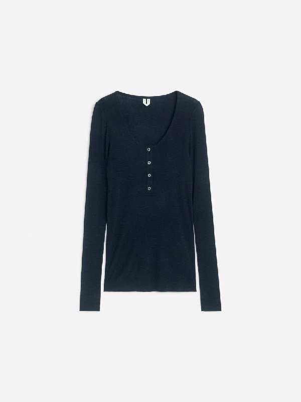 Темно-синий лонгслив, белый лонгслив, белый топ