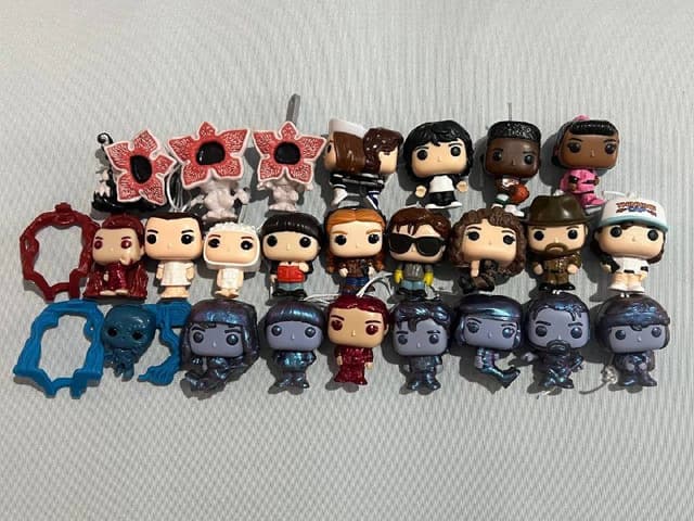 Коллекция фигурок kinder joy Stranger Things, 24 шт.