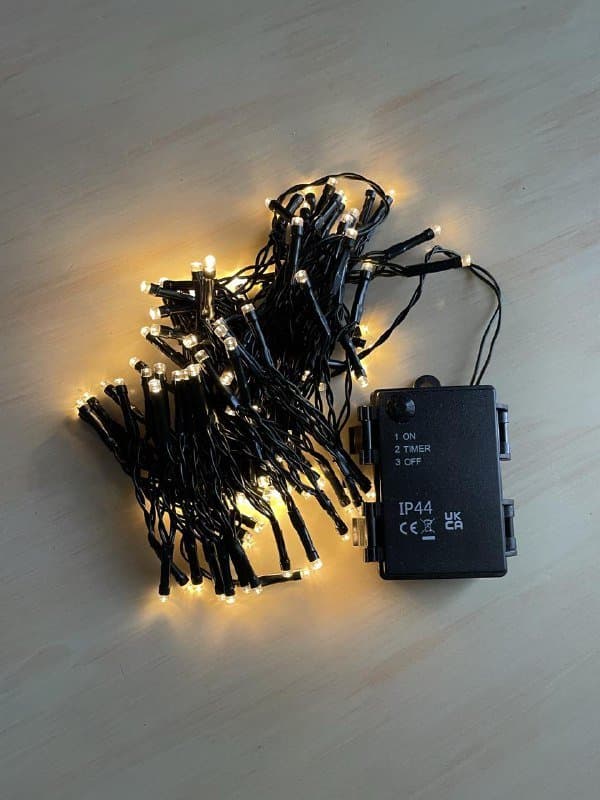 Гирлянда Jysk, бежевая сумка Amomento, тональный крем Glossier