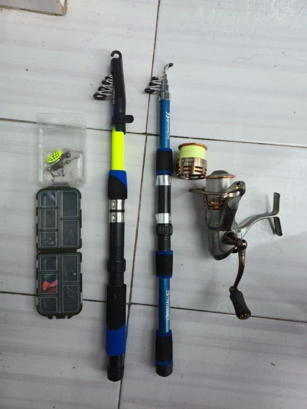 Две удочки, снасти, катушка с запасным барабаном