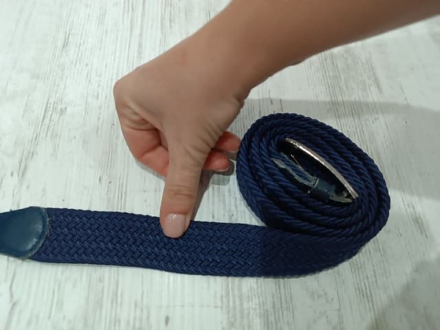 Ремень, свитшот с надписью Amazing Outfit