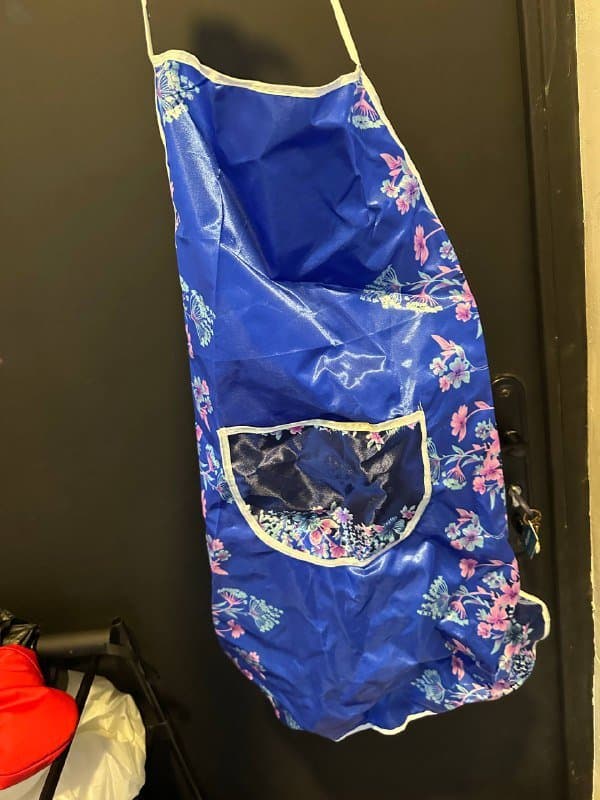 Книги, приспособление для мытья окон, надувной матрас, одноразовые шапочки, футляр для очков, магниты алфавиты и цифры, фартук 8