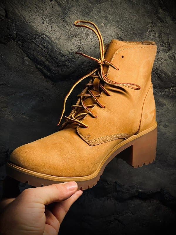 Женские ботинки Timberland на каблуке нубуковые 2
