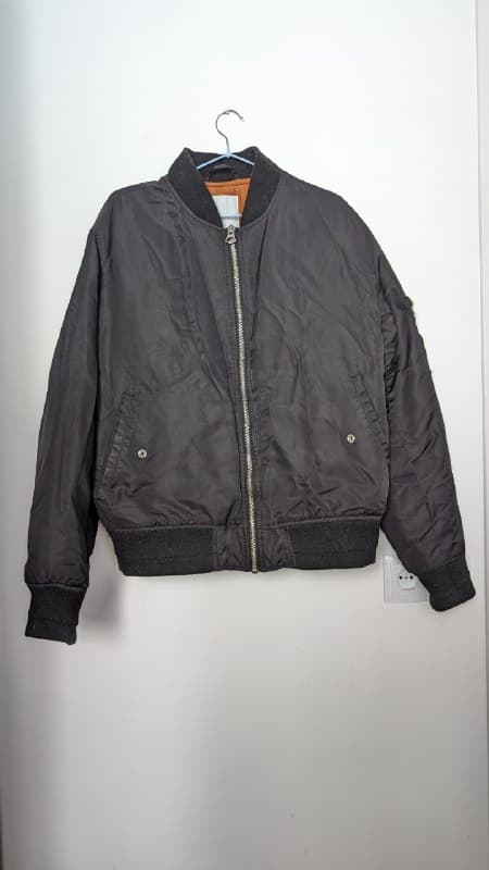 Мужские вещи: бомбер, рубашка, свитеры