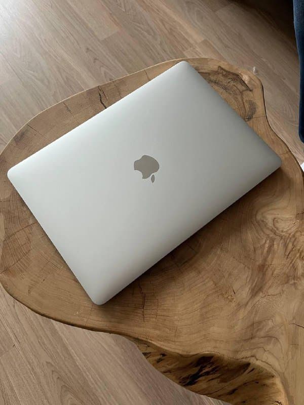 MacBook Pro 13 2020 с процессором Apple M1, 8 ГБ RAM, 256 ГБ SSD