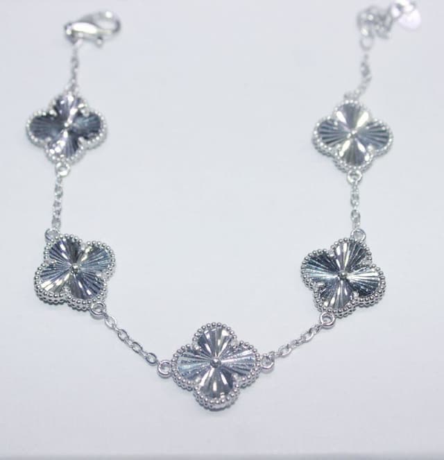 Серебряные браслеты Van Cleef с клевером разных цветов и размеров