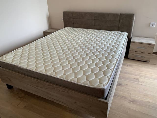 двуспальная кровать с матрасом