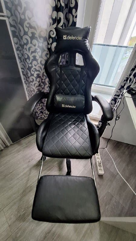 Компьютерный стул с выдвижной полочкой для ног