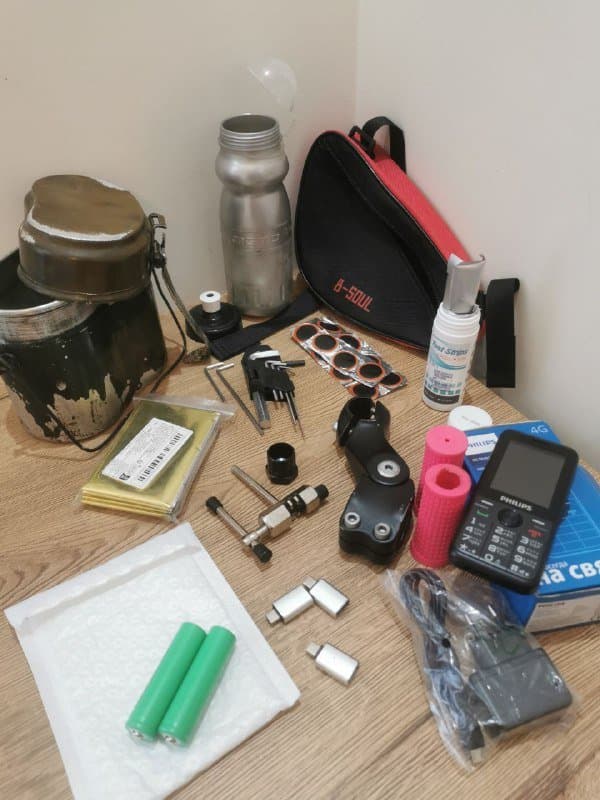 Солнечная батарея, велосумка, котелок, ключи, велогрипсы, вынос руля, велоинструмент, велозаплатки, аккумулятор, костюм, телефон