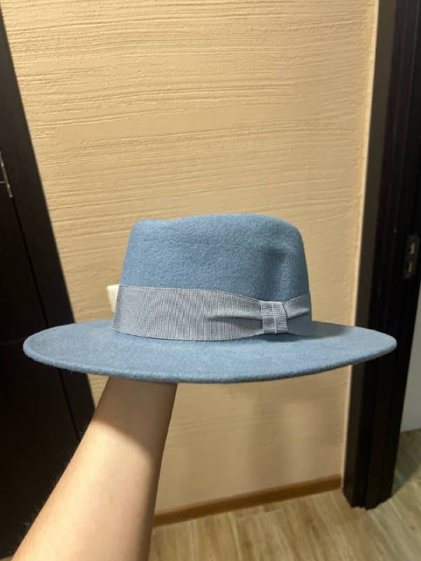 Шляпа ручной работы голубого цвета 1