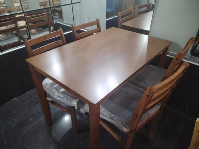 Обеденный стол с четырьмя стульями