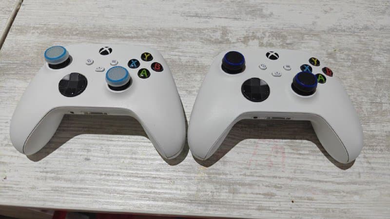 XBox Series S с двумя джойстиками и кабелями 2