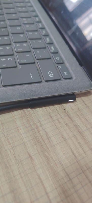 сенсорный ноутбук Microsoft с одной отсутствующей кнопкой 10