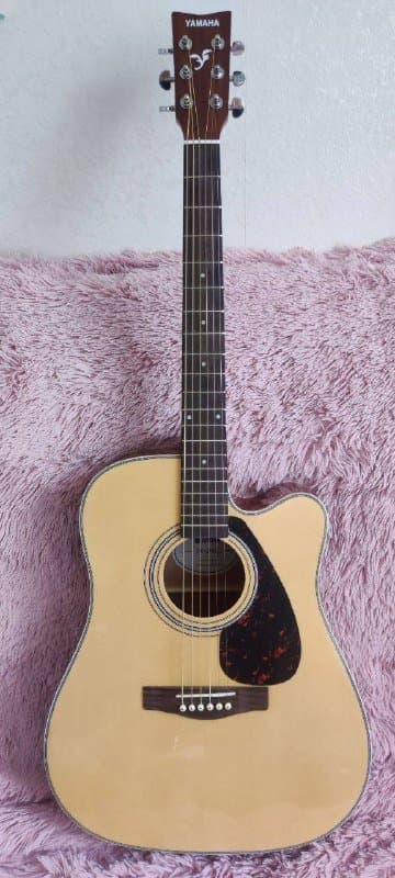 Электроакустическая гитара Yamaha FX 370c с комплектом 3