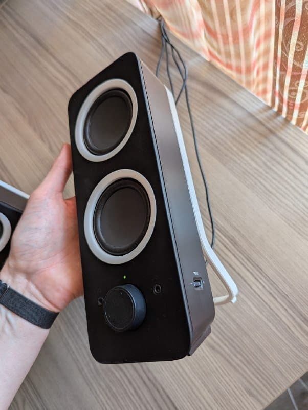 Колонки Logitech Z200 2.0 2