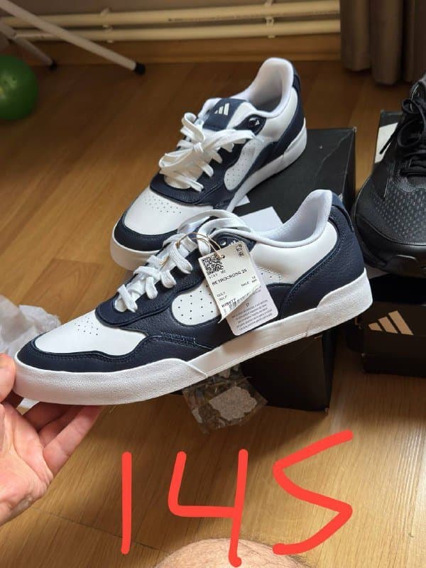 Мужские и женские кроссовки Adidas 10