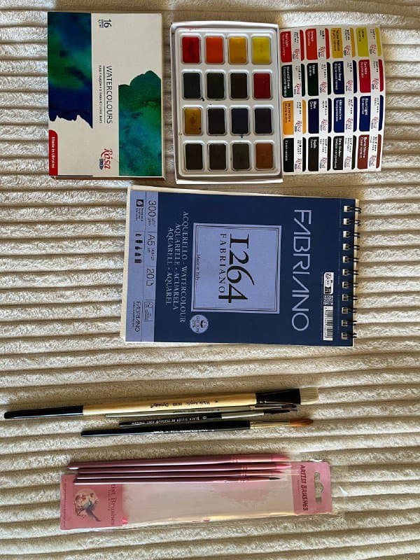 Штатив, отражающее стекло, штора, фитнес резинки, держатель, бигуди, бумага, краски, шнурки, шляпа 7