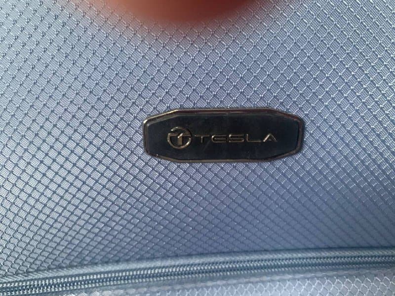 Два больших чемодана фирмы Тесла 3