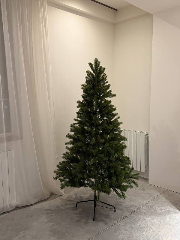 Искусственная новогодняя елка JYSK 180 см с игрушками
