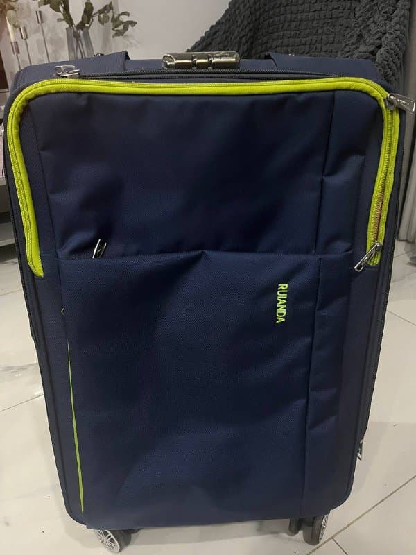 Чемодан размер М с одним поломанным колесом 1