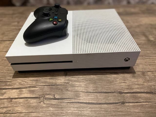 XBOX ONE S 500GB с контроллером и кабелями