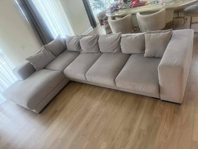 Диван с нишей для хранения