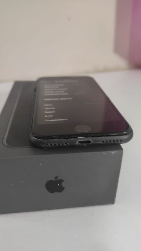 iPhone 8 64 ГБ тёмно-серый, комплект кабель наушники 5