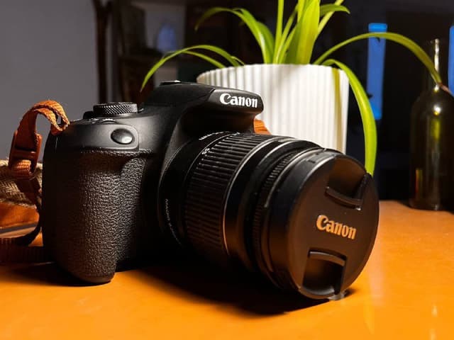 Canon EOS 2000D камера с объективом и аксессуарами