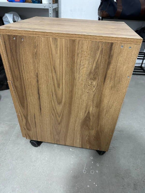 Тумбочка на колесах с замком, идеальное состояние
