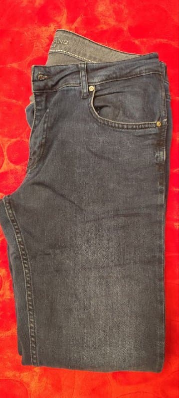 Мужская одежда: 2 рубашки, 4 пары джинс 4