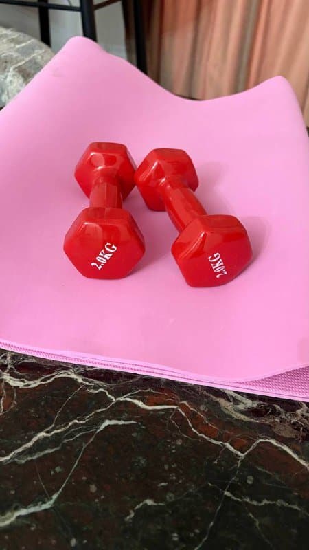 гантели 2шт по 2кг, коврик для йоги