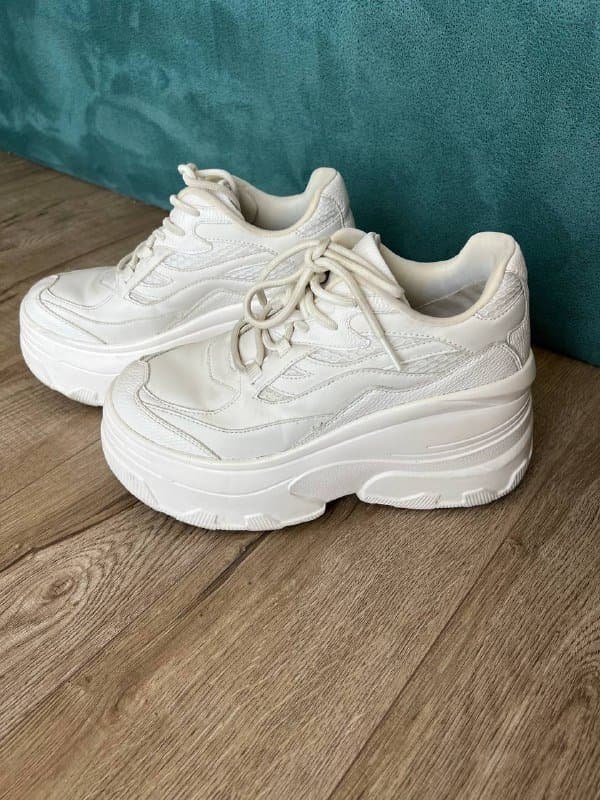 Белые кроссовки на платформе Bershka 5