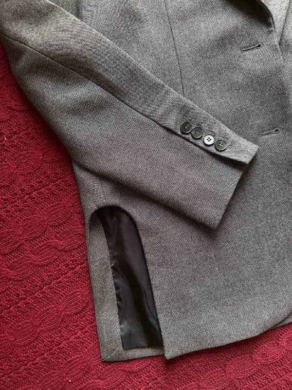 Пиджак серый, кофта бирюзовая, платье кожаное, юбка бордовая 2