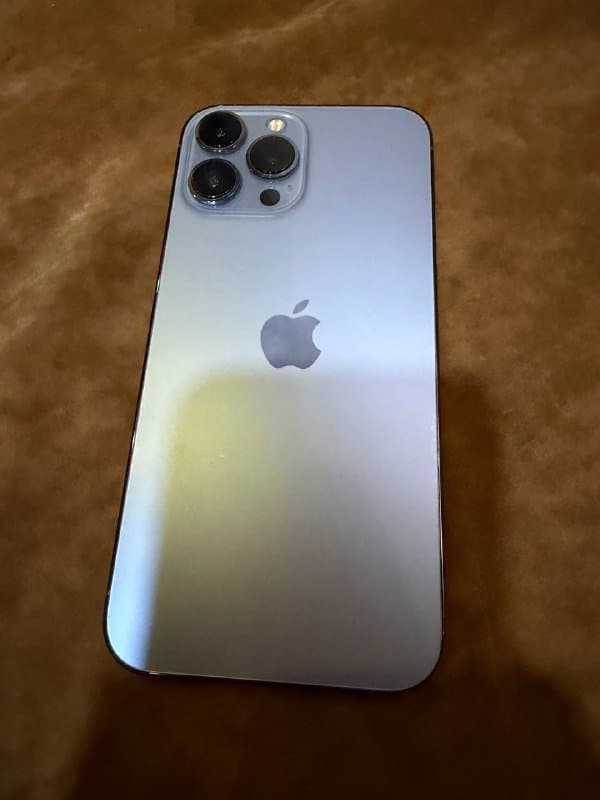 iPhone 13 Pro Max 256 ГБ с чехлами 1
