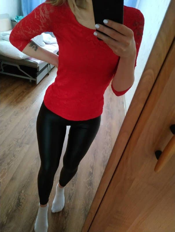 Легинсы черные из экокожи, синие джинсы-скини, белые штаны из экокожи